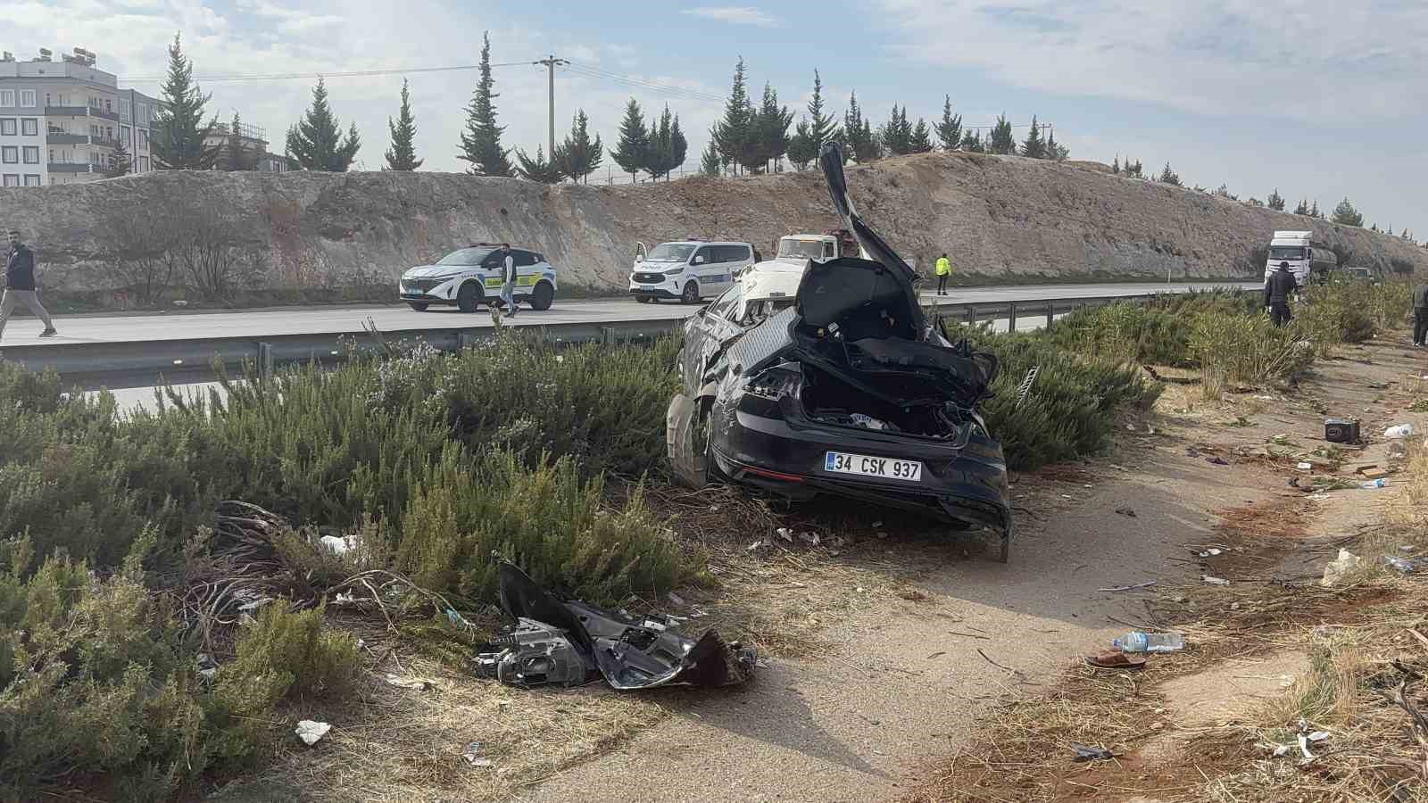 kontrolden cikan otomobil taklalar atarak refuje uctu 1 olu 4 yarali 0 r8KTsuAB