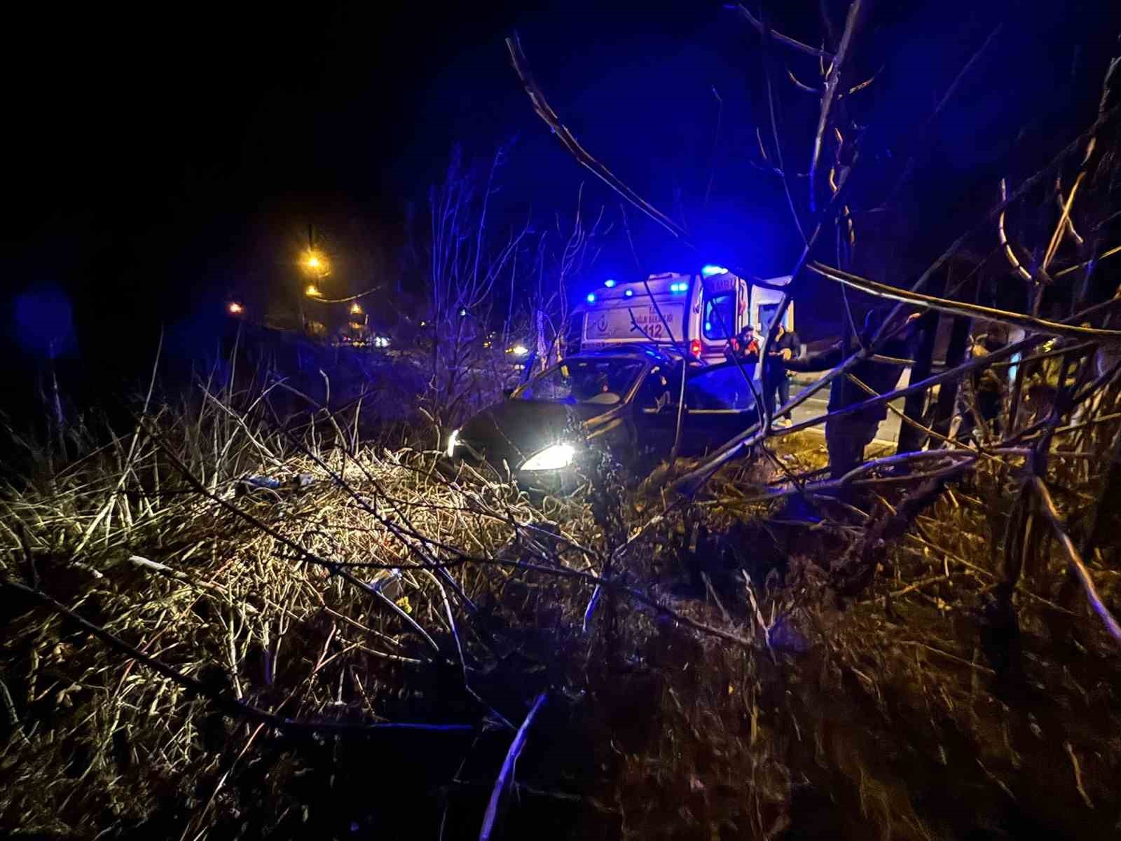 Kontrolden çıkan otomobil tarlaya girdi, sürücü yaralandı 5 kontrolden cikan otomobil tarlaya girdi surucu yaralandi 1 7lAVwXqI