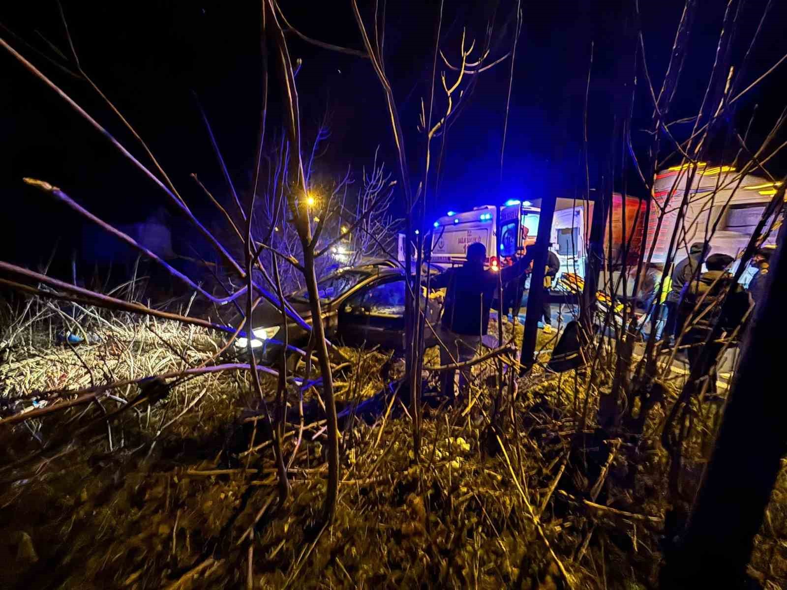 Kontrolden çıkan otomobil tarlaya girdi, sürücü yaralandı 6 kontrolden cikan otomobil tarlaya girdi surucu yaralandi 2 tSrzP7FF