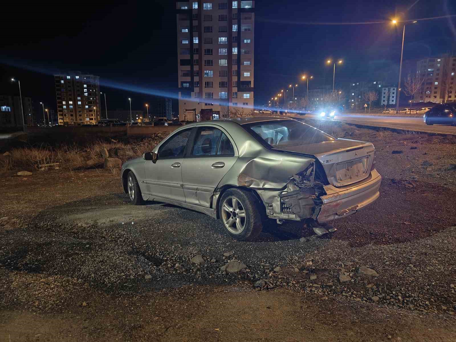 kontrolden cikan otomobil ters dondu 4 yarali 4 EyPRGQ1a