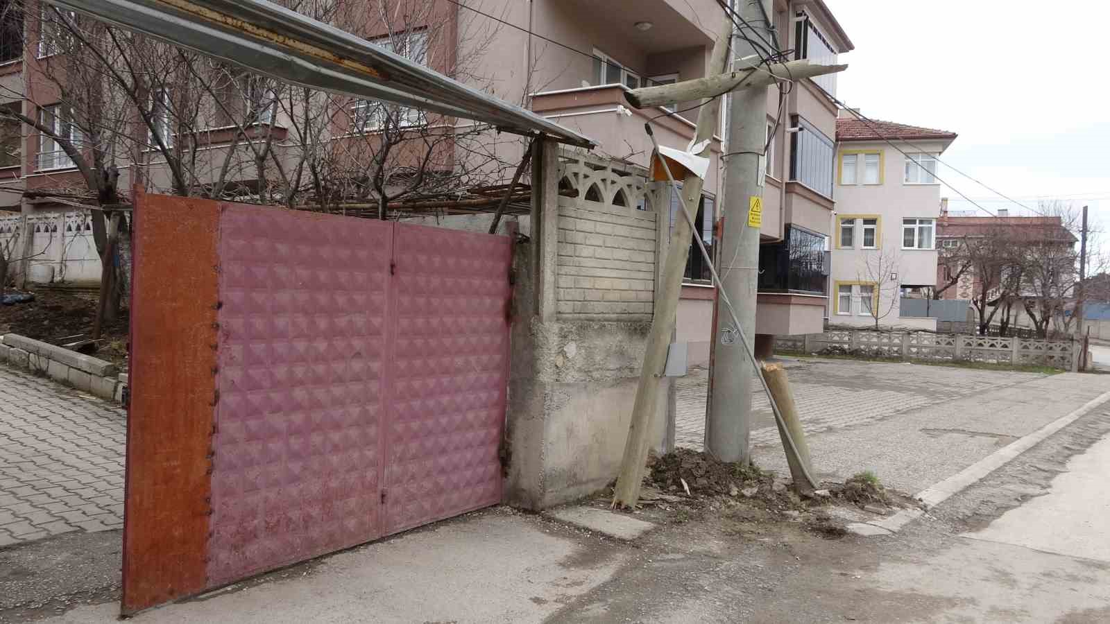 kontrolden cikan otomobil ters donerek demir kapiyi kirip bahceye girdi 0 AmmmgbpJ