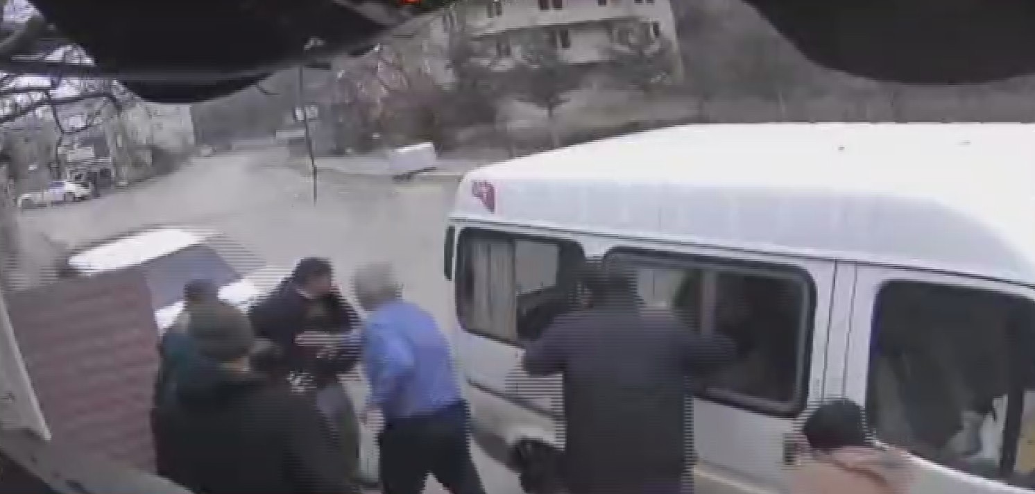kontrolden cikan otomobil ters donerek demir kapiyi kirip bahceye girdi 1