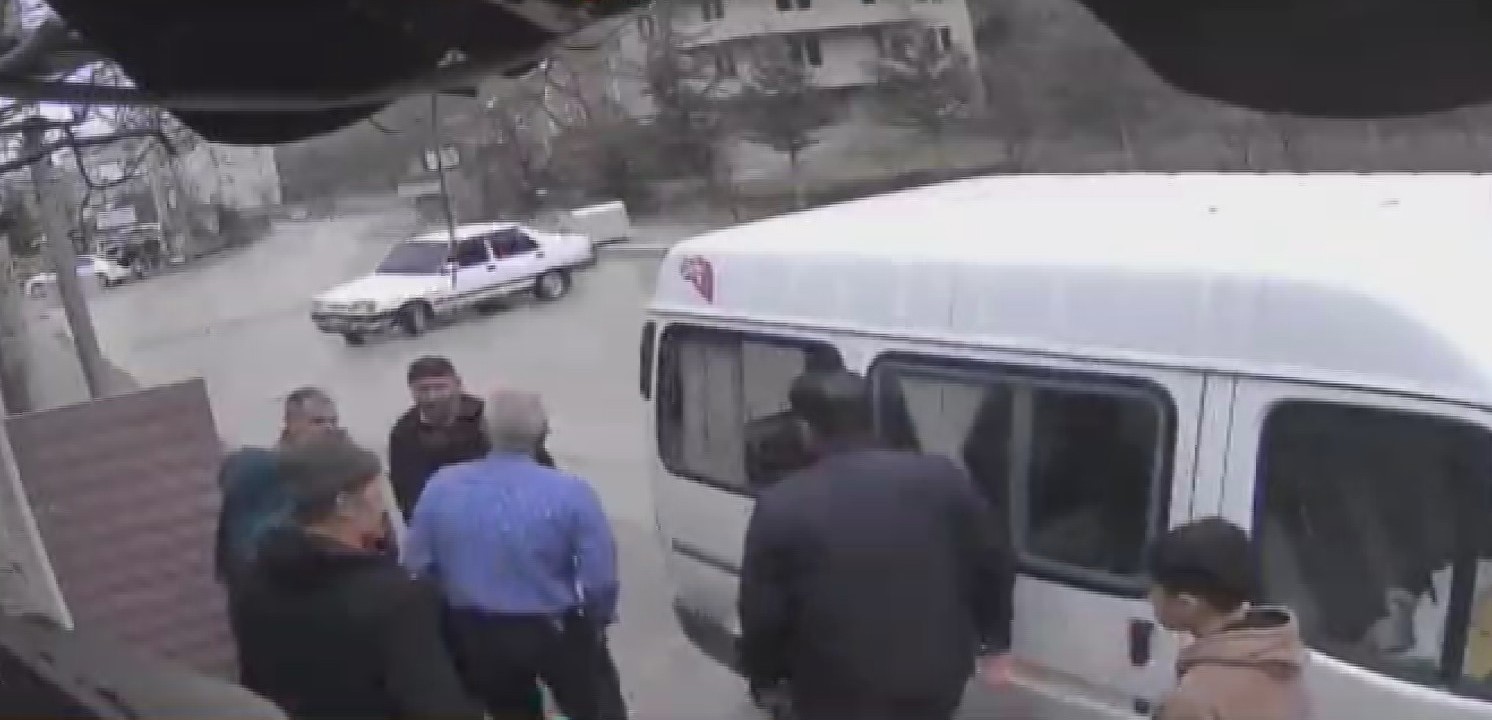 kontrolden cikan otomobil ters donerek demir kapiyi kirip bahceye girdi 4 Bc8SYzP3