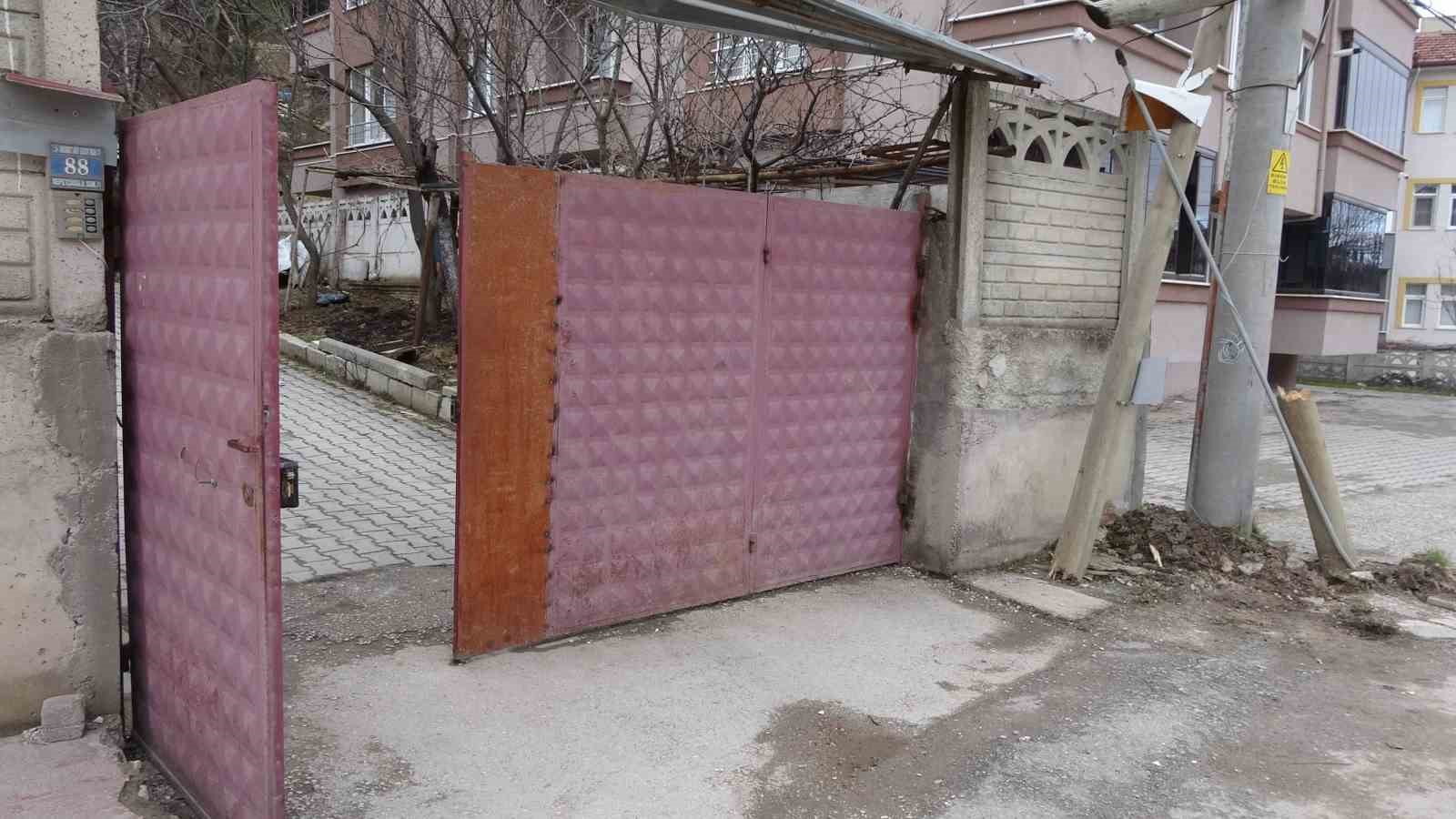 kontrolden cikan otomobil ters donerek demir kapiyi kirip bahceye girdi 5 SYtdl8Qs
