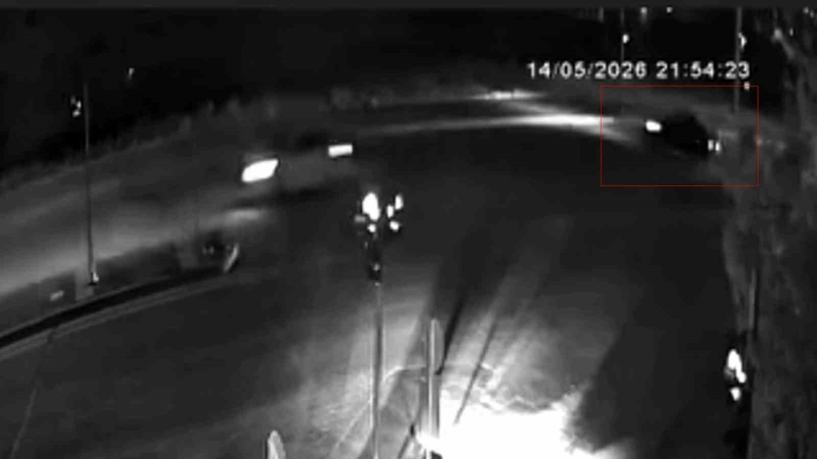 Kontrolden çıkan otomobil tren yoluna uçtu, 3 kişi yaralandı 4 kontrolden cikan otomobil tren yoluna uctu 3 kisi yaralandi 0