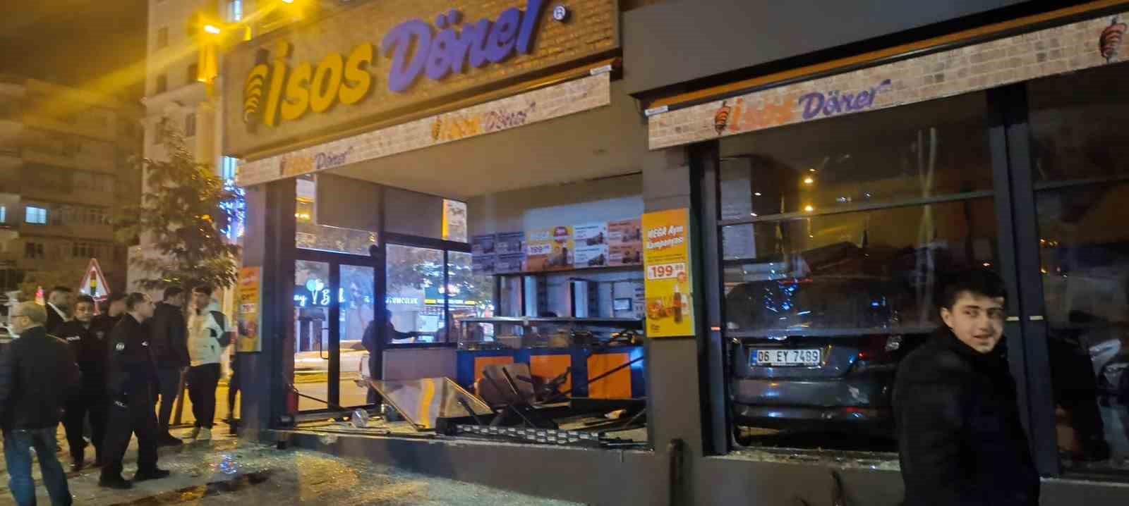 kontrolden cikan otomobil yeni acilan donerciye daldi 0