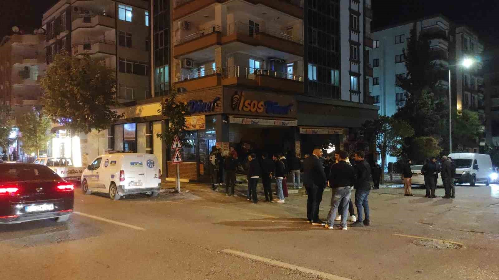 kontrolden cikan otomobil yeni acilan donerciye daldi 1