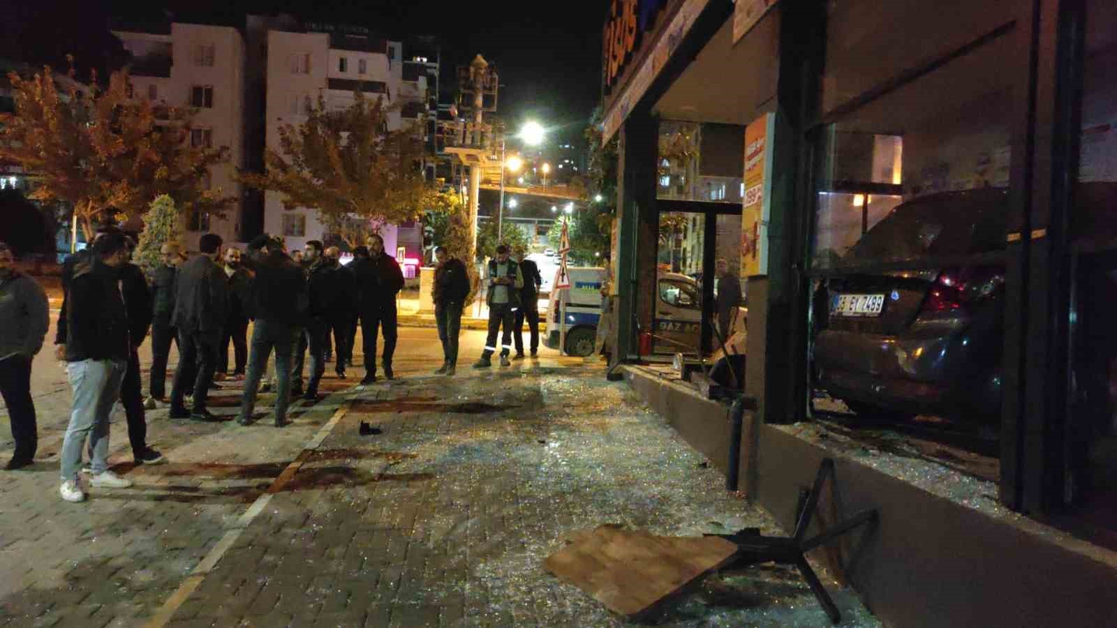 kontrolden cikan otomobil yeni acilan donerciye daldi 2 DROGAMaF