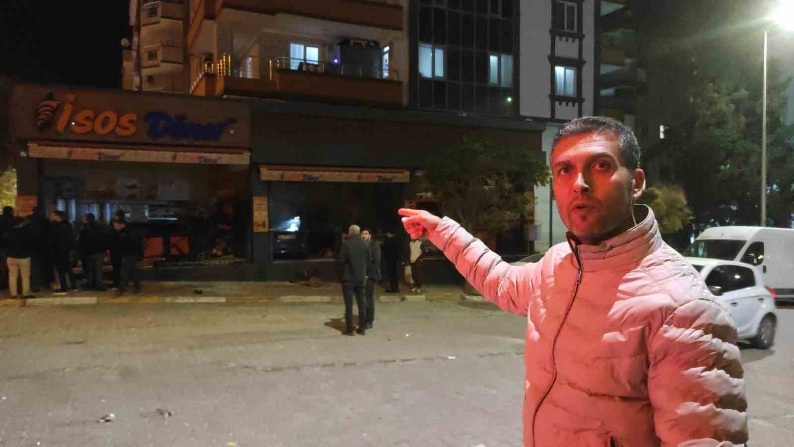 kontrolden cikan otomobil yeni acilan donerciye daldi 3 9wyWtJ3i