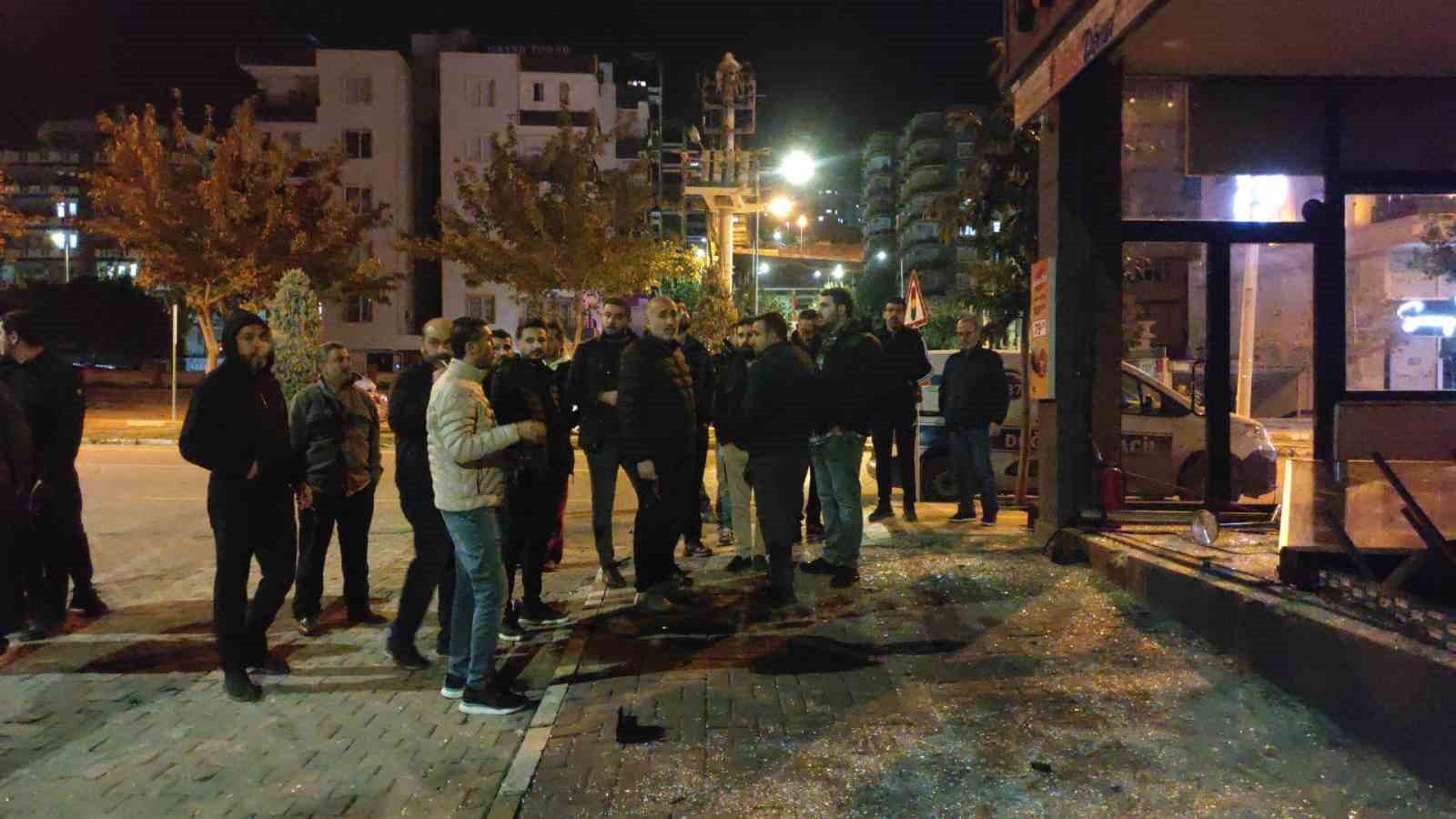 kontrolden cikan otomobil yeni acilan donerciye daldi 4