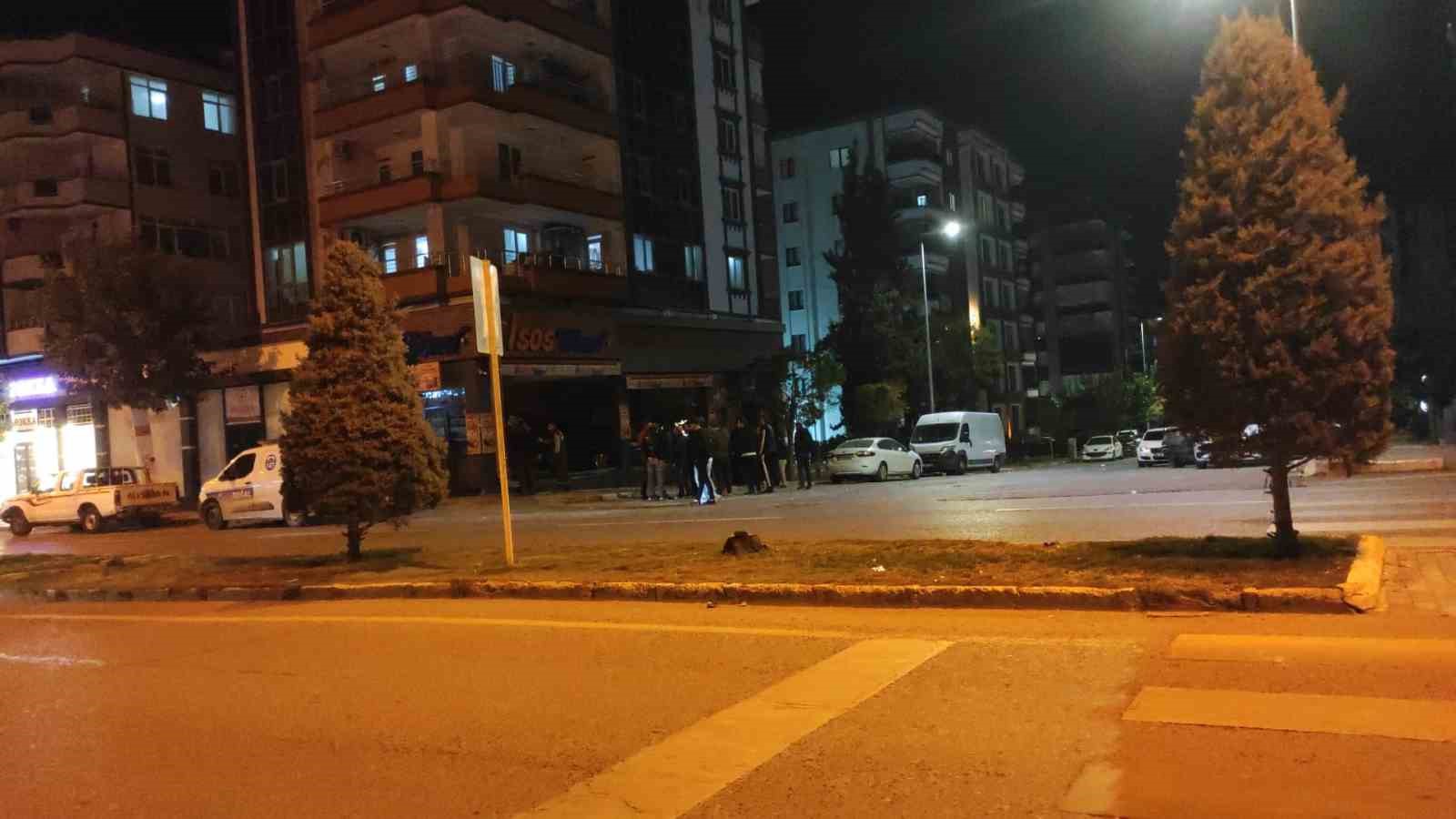 kontrolden cikan otomobil yeni acilan donerciye daldi 5 p3UIVyDS