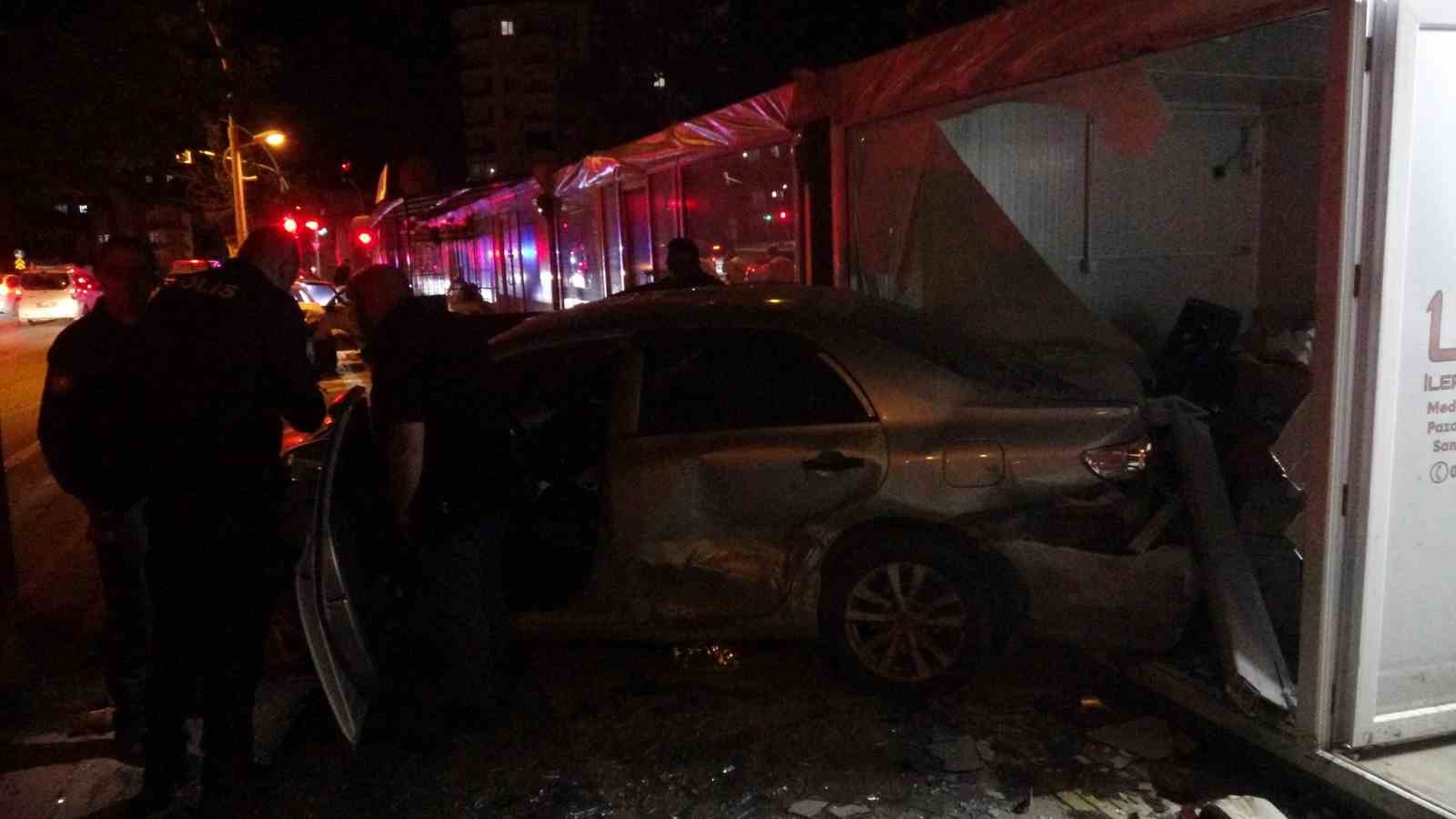 kontrolden cikan otomobilin carptigi arac is yerine daldi 0