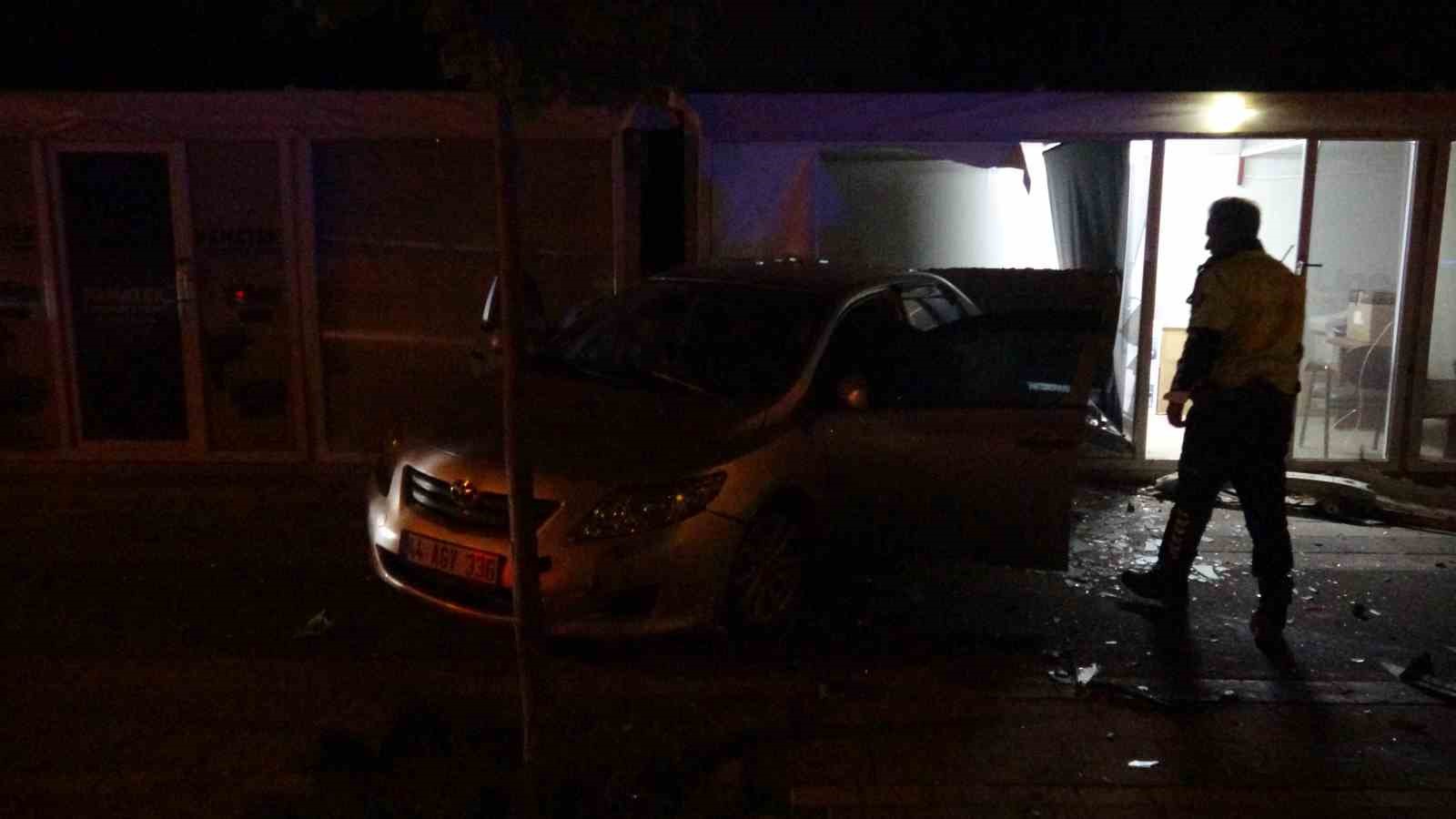 kontrolden cikan otomobilin carptigi arac is yerine daldi 1 IRQsIbih