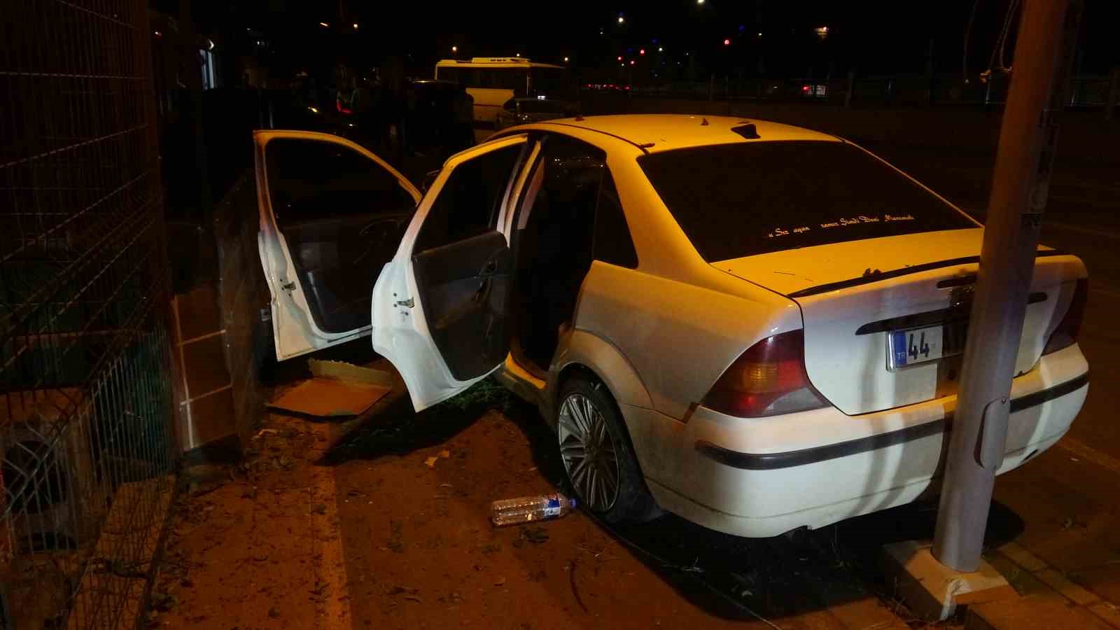 kontrolden cikan otomobilin carptigi arac is yerine daldi 4 TDWc1Kaf