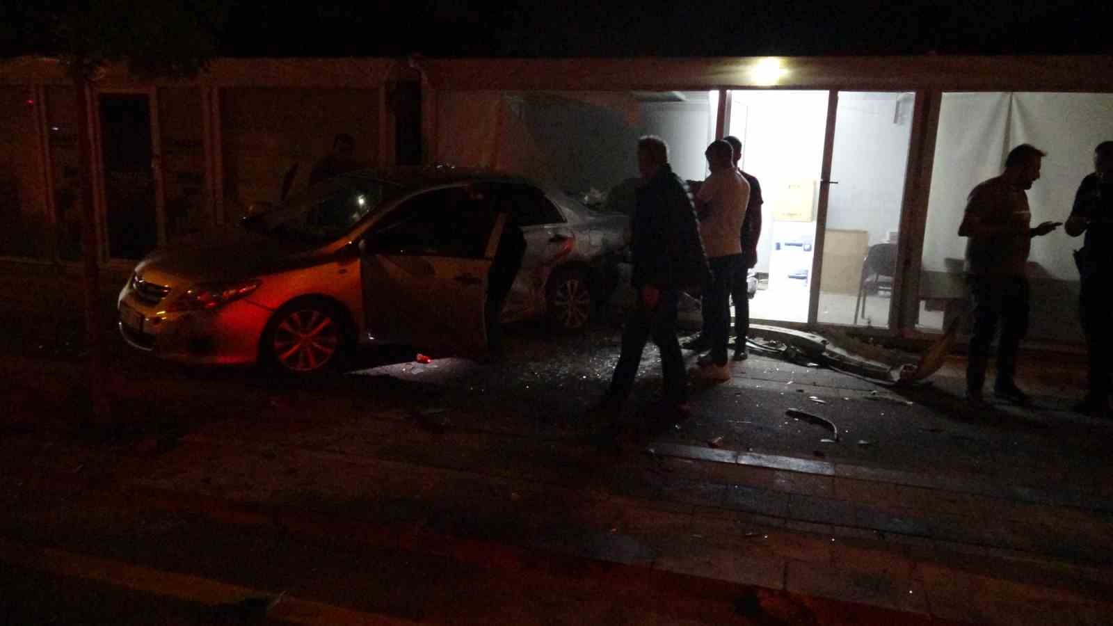kontrolden cikan otomobilin carptigi arac is yerine daldi 6 uXPMuOvN