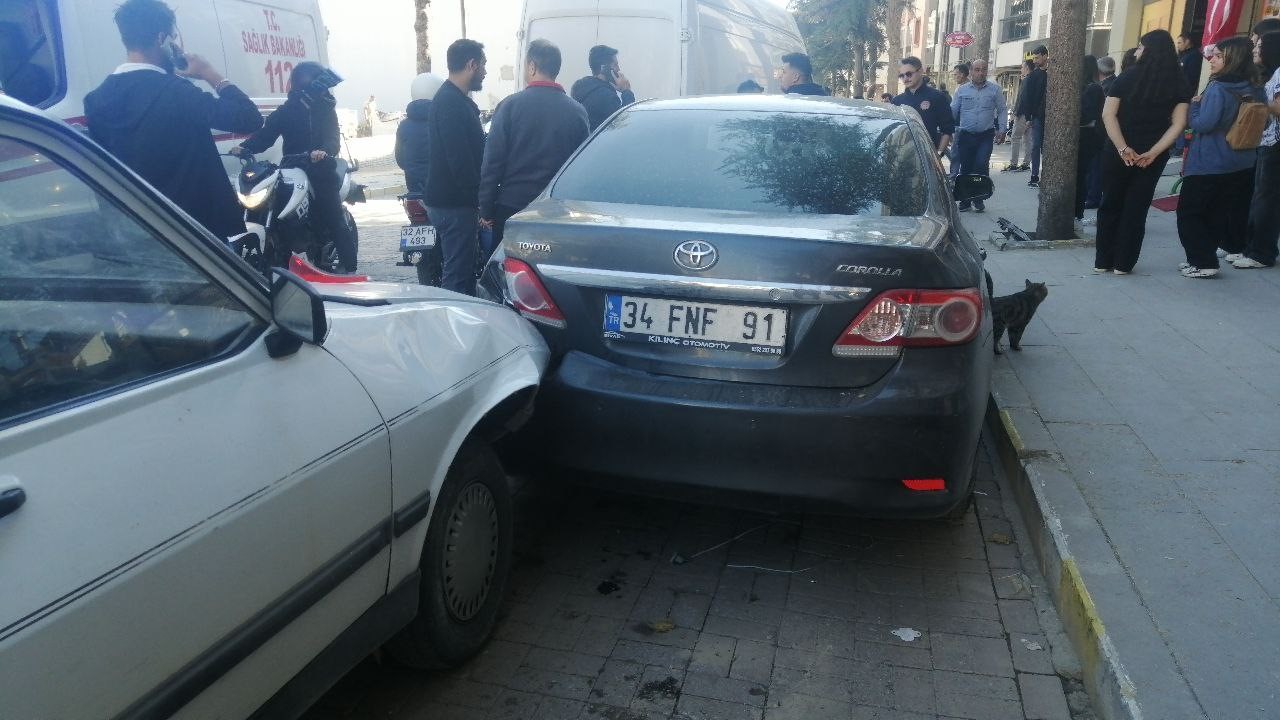 kontrolden cikan ticari arac park halindeki 4 araca carpti 1 yarali 2 M7TdO7HS