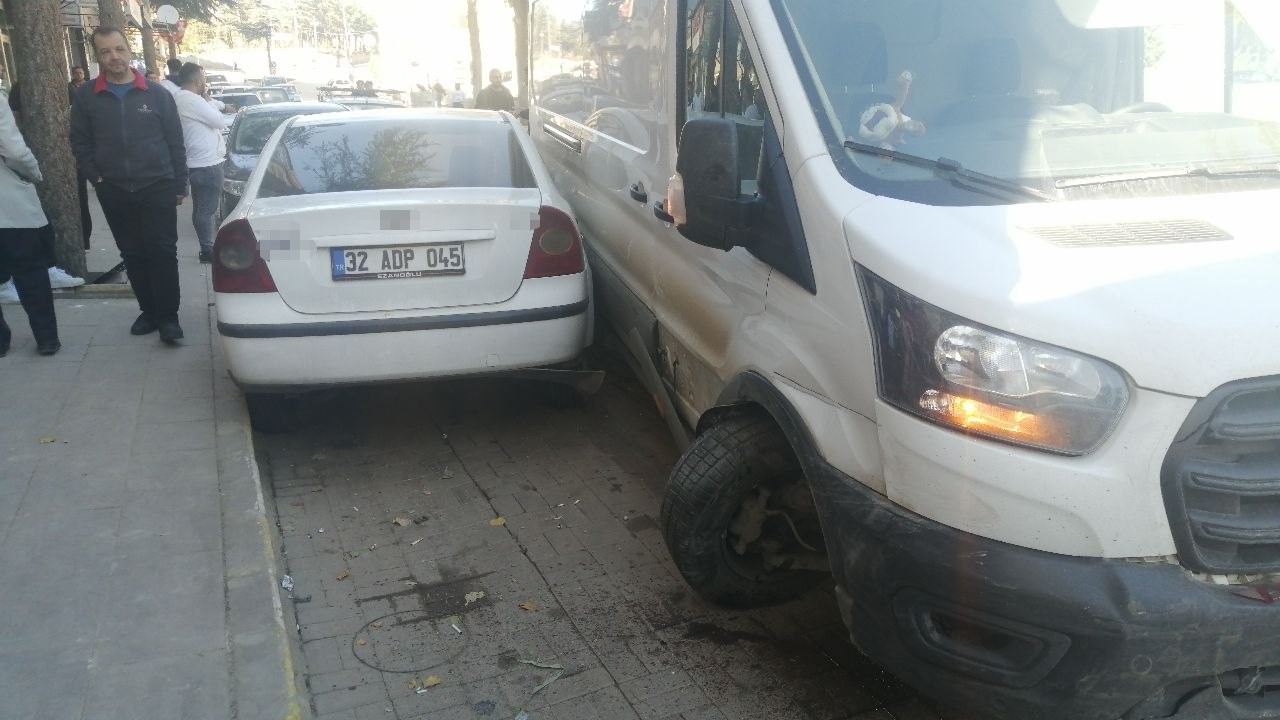 kontrolden cikan ticari arac park halindeki 4 araca carpti 1 yarali 3 Sin7ITlZ