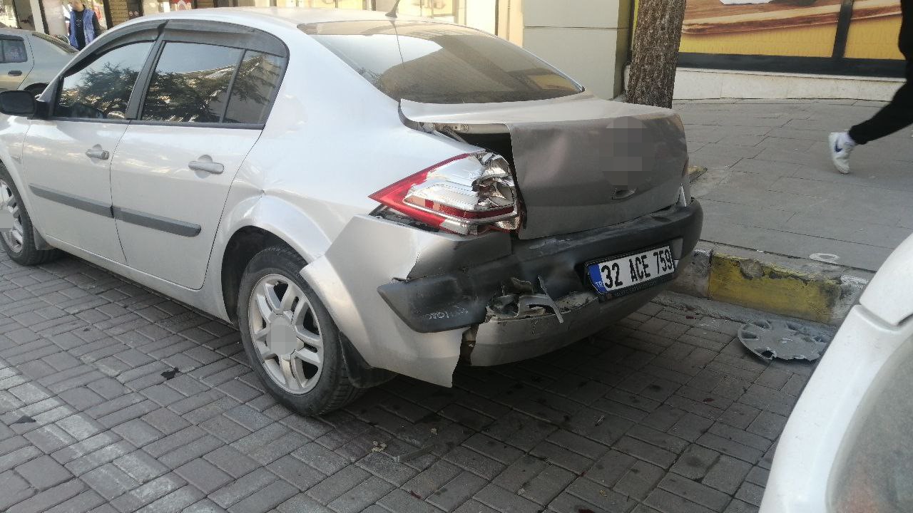 kontrolden cikan ticari arac park halindeki 4 araca carpti 1 yarali 4 19ASXKJT