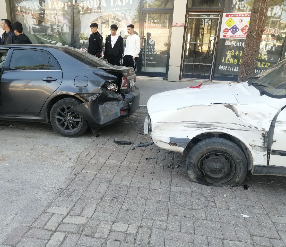 kontrolden cikan ticari arac park halindeki 4 araca carpti 1 yarali 5 QMhgmeic