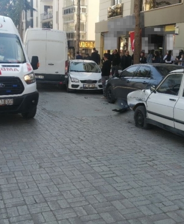 kontrolden-cikan-ticari-arac-park-halindeki-4-araca-carpti-1-yarali-ybgRxuhj.jpg