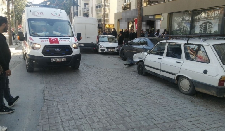 kontrolden-cikan-ticari-arac-park-halindeki-4-araca-carpti-1-yarali-ybgRxuhj.jpg