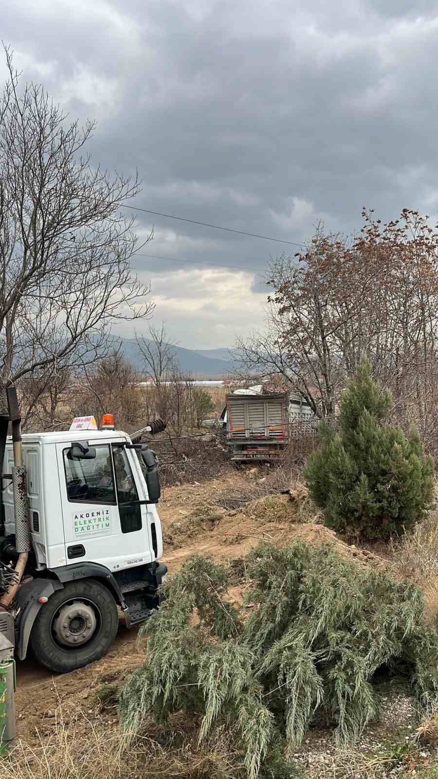 kontrolden cikan tir bariyerlere ve elektrik diregine carparak tarlaya savruldu 1 yarali 0 vyOHLAwX
