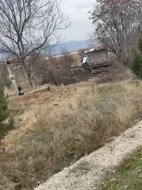 kontrolden cikan tir bariyerlere ve elektrik diregine carparak tarlaya savruldu 1 yarali 1 HrKHkuOW