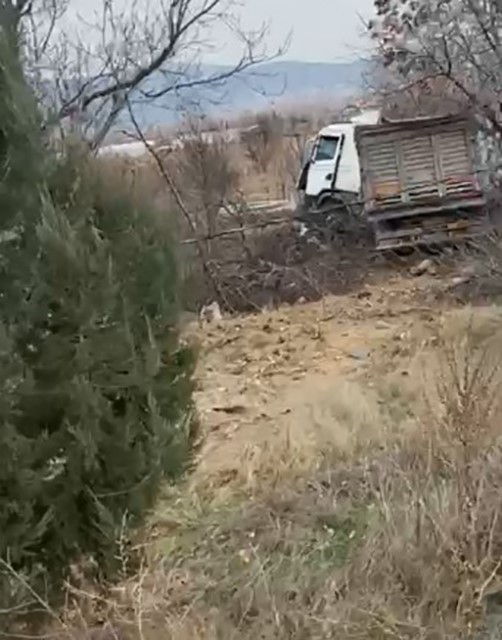 kontrolden cikan tir bariyerlere ve elektrik diregine carparak tarlaya savruldu 1 yarali 2 Atj37gkO