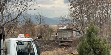 kontrolden-cikan-tir-bariyerlere-ve-elektrik-diregine-carparak-tarlaya-savruldu-1-yarali-sIibhulT.jpg