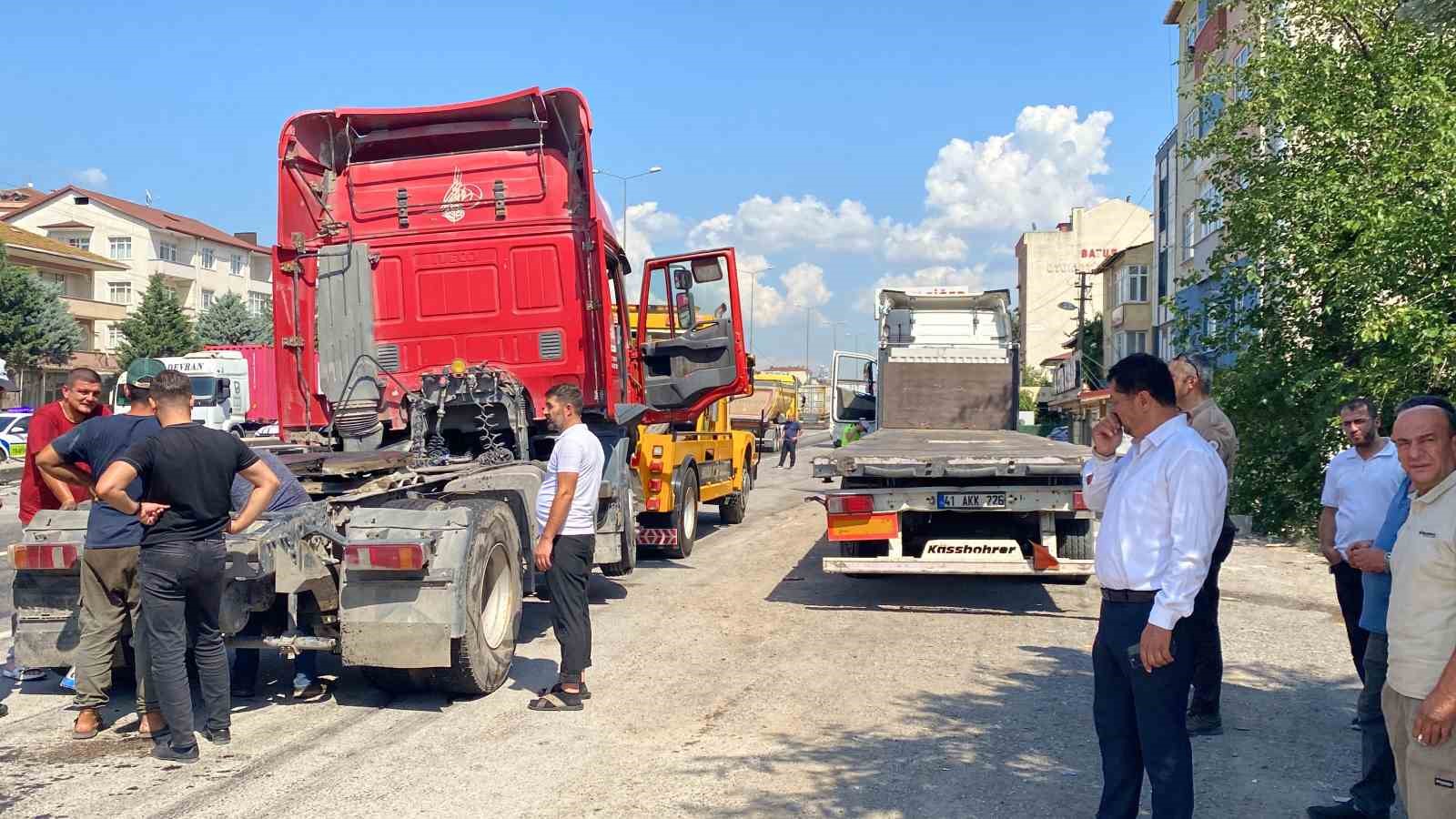 kontrolden cikan tir bariyerleri asarak karsi seride gecti 1 yarali 1 MkF6WrMT