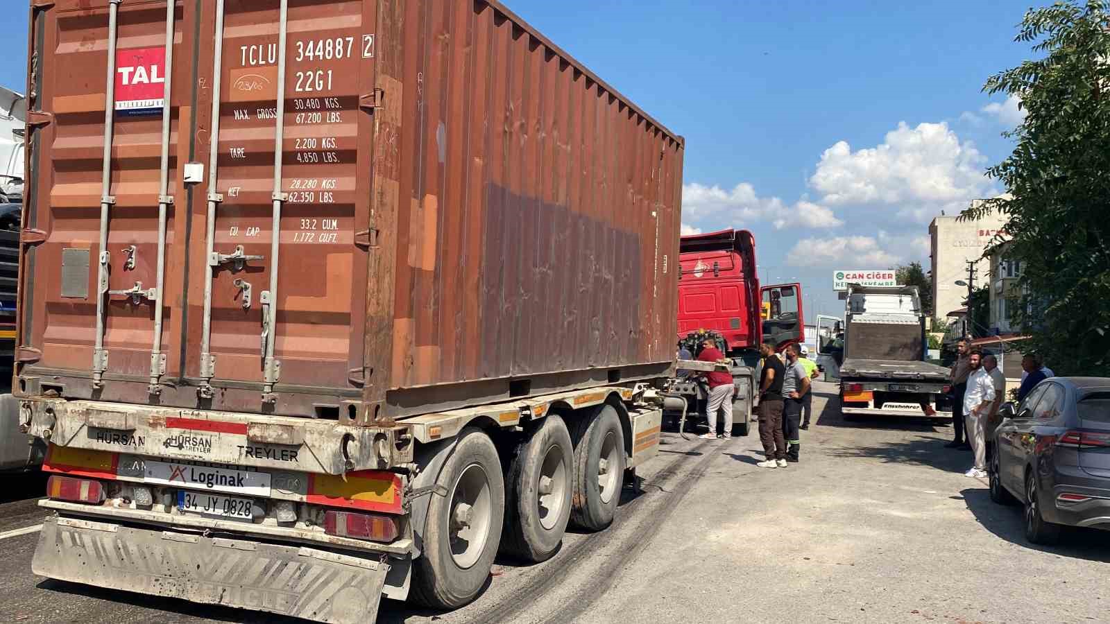 kontrolden cikan tir bariyerleri asarak karsi seride gecti 1 yarali 2 klCZtMZG