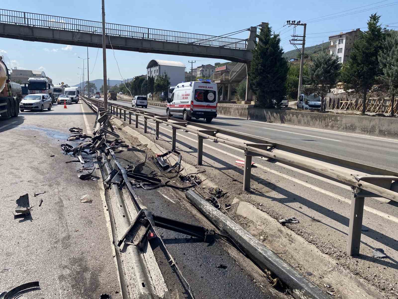 kontrolden cikan tir bariyerleri asarak karsi seride gecti 1 yarali 3 IdBOZFZz