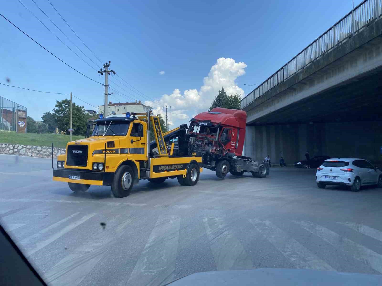 kontrolden cikan tir bariyerleri asarak karsi seride gecti 1 yarali 4 6CeFE4nD