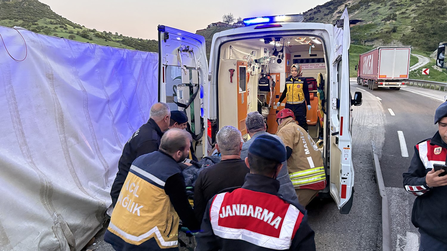kontrolden cikan tir devrildi 1 yarali 0 zBSmaRmr