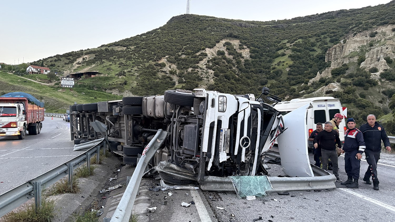 kontrolden cikan tir devrildi 1 yarali 1 afh9DmkL