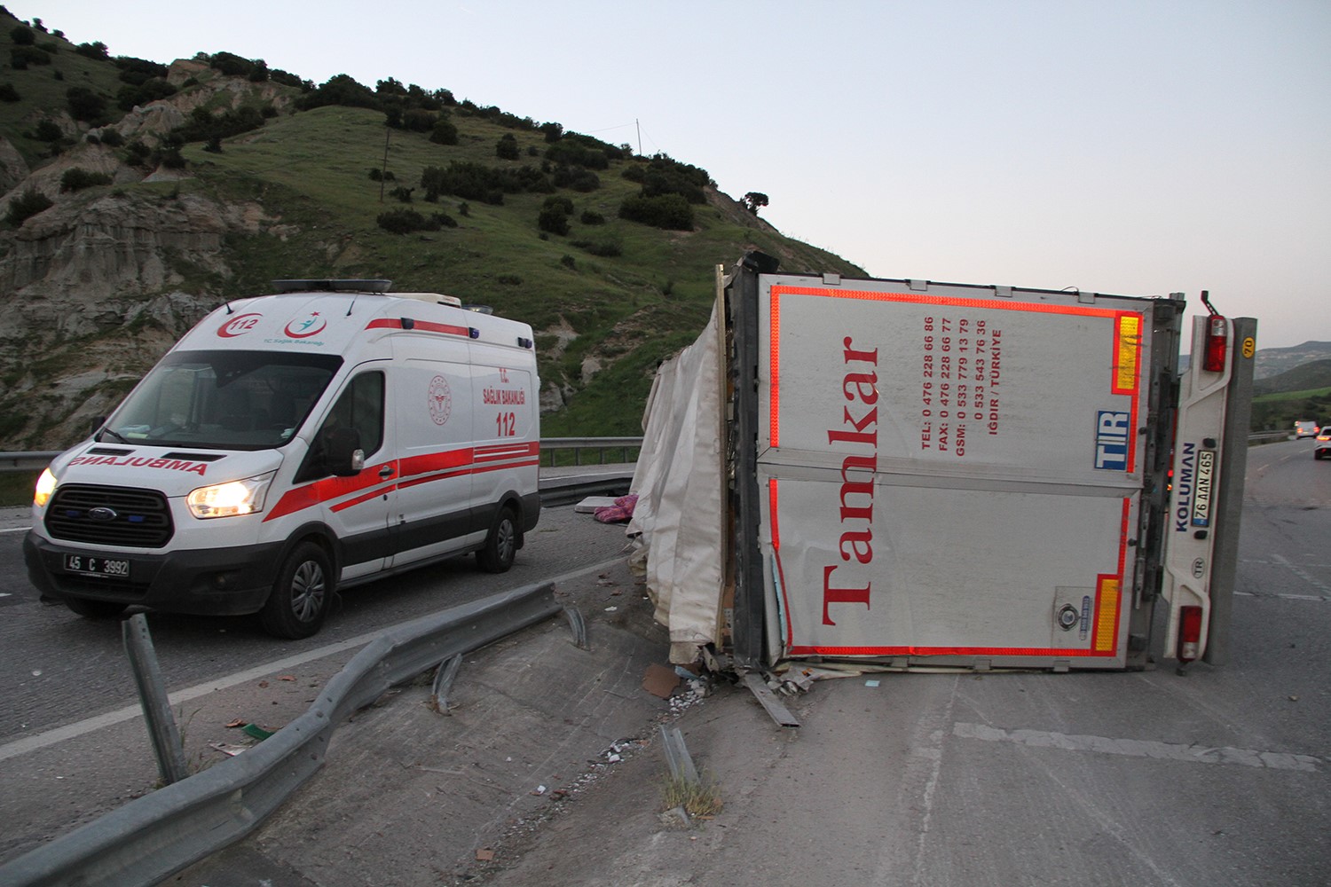 kontrolden cikan tir devrildi 1 yarali 2 IRk1KVAV