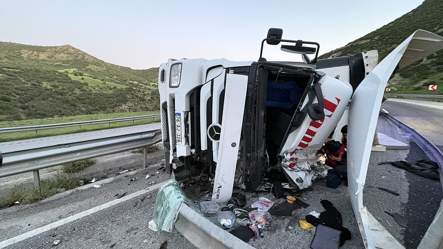 kontrolden cikan tir devrildi 1 yarali 3 hZBnvLGh