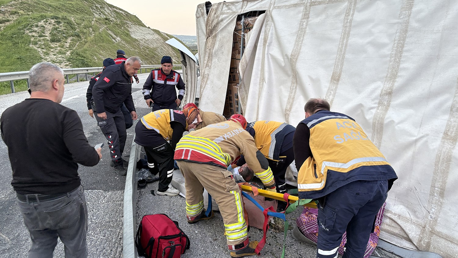 kontrolden cikan tir devrildi 1 yarali 4
