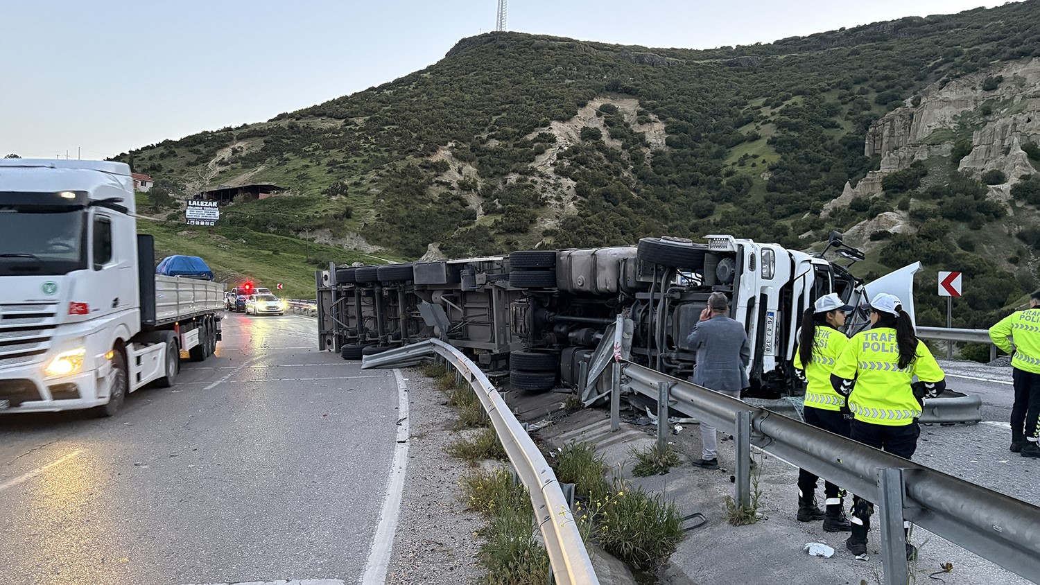 kontrolden cikan tir devrildi 1 yarali 5 BBOqTTq1