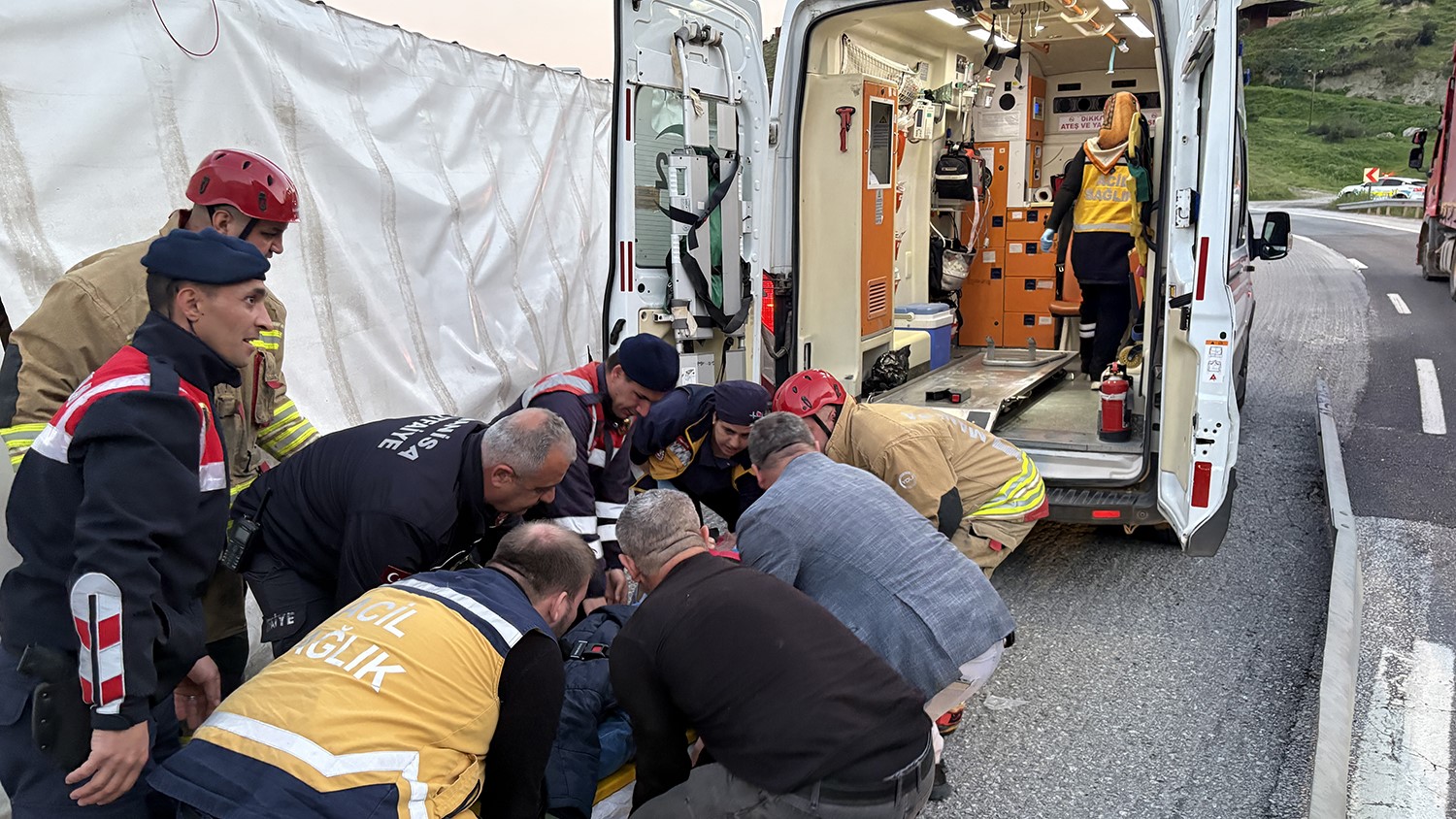 kontrolden cikan tir devrildi 1 yarali 6 9UDzqF3V