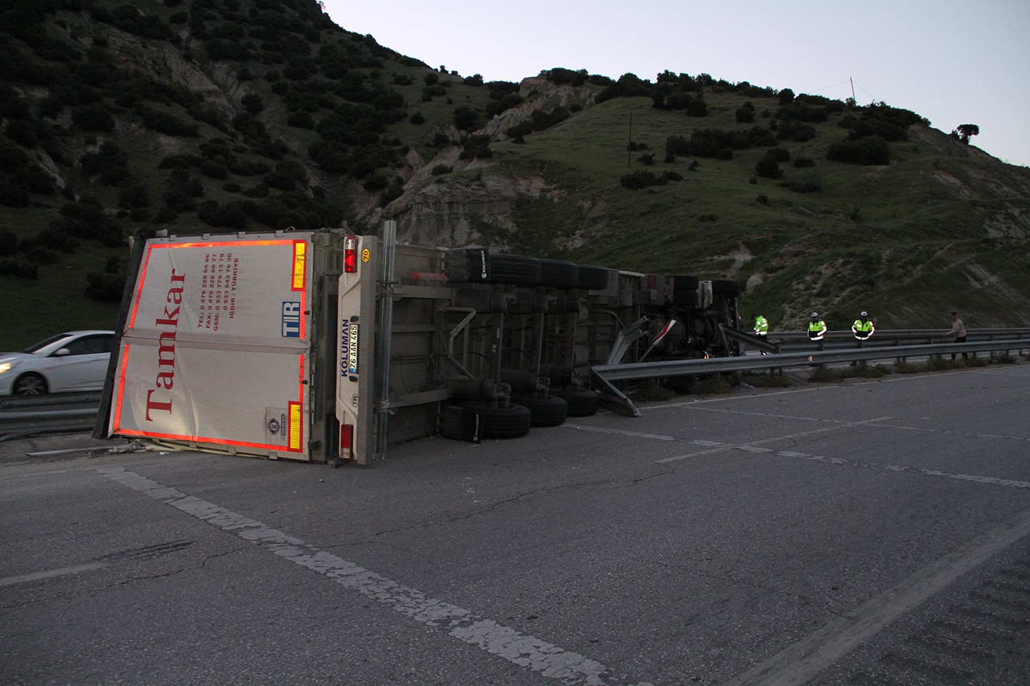 kontrolden cikan tir devrildi 1 yarali 7 EGOjKFls