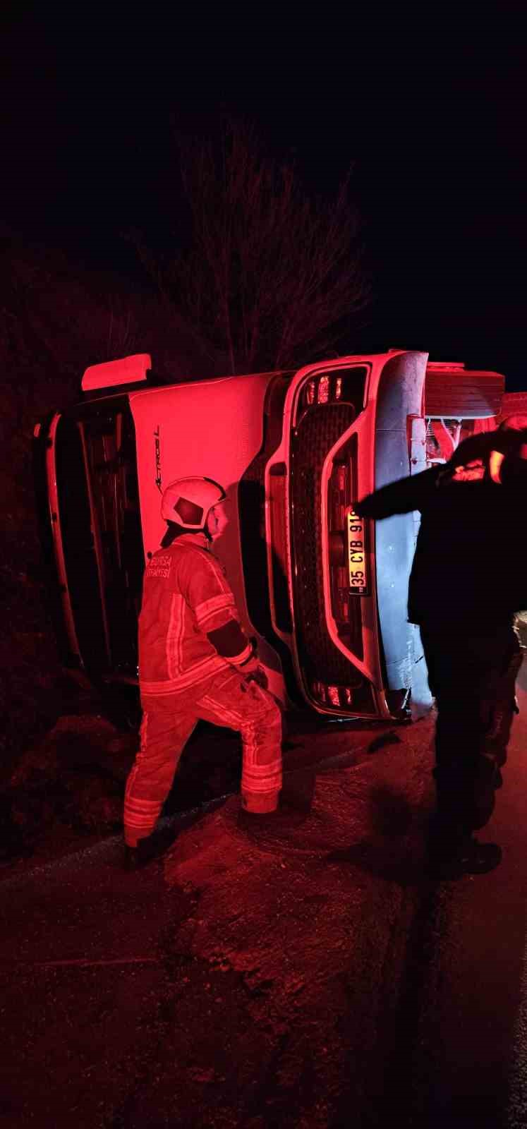 kontrolden cikan tir devrildi sans eseri yaralanan olmadi 1