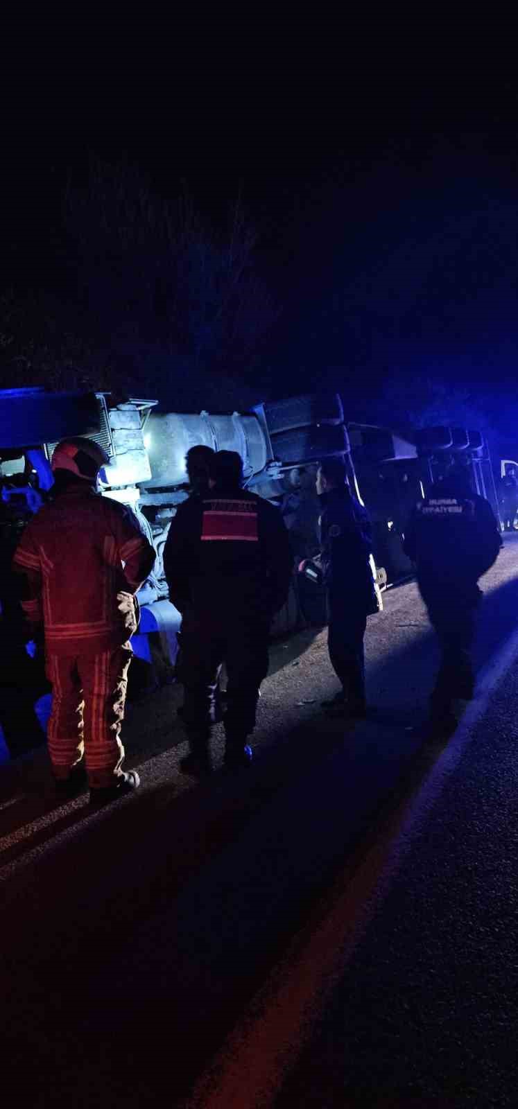 kontrolden cikan tir devrildi sans eseri yaralanan olmadi 3 M3EfKmAm