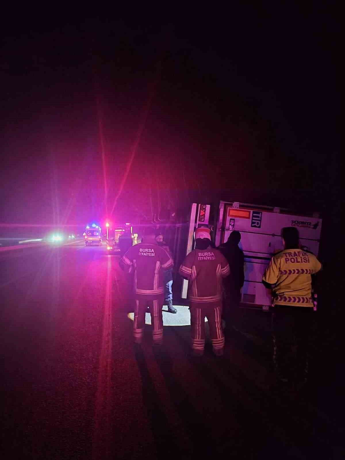 kontrolden cikan tir devrildi sans eseri yaralanan olmadi 4 BMwSSvBi