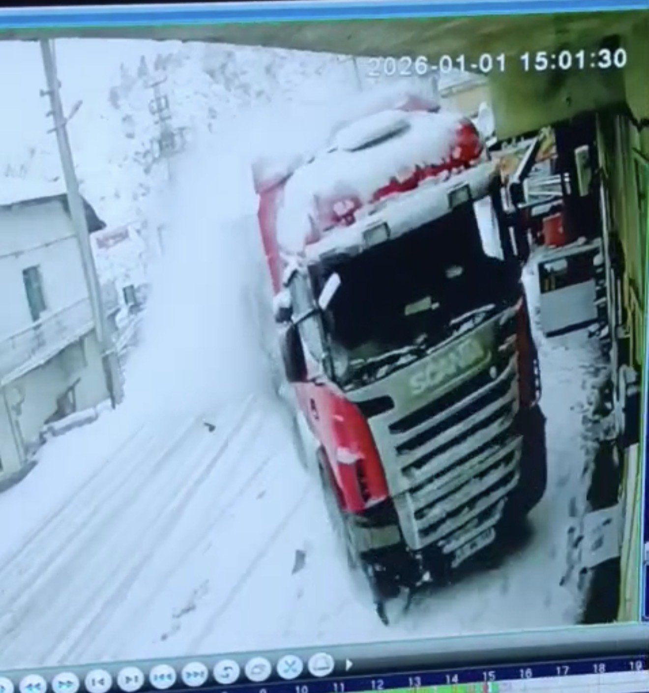 kontrolden cikan tir eve carpti kaza ani kamerada 0