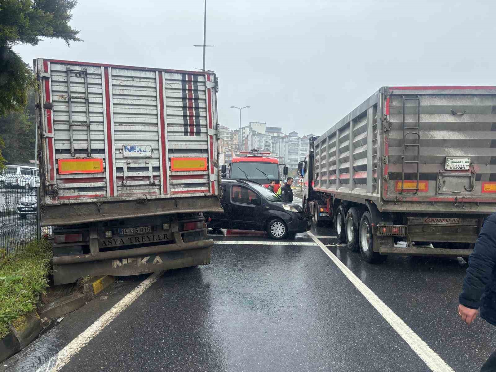 kontrolden cikan tir kirmizi isikta bekleyen 3 araca carpti kaza ani kamerada 0 32jYlKP1