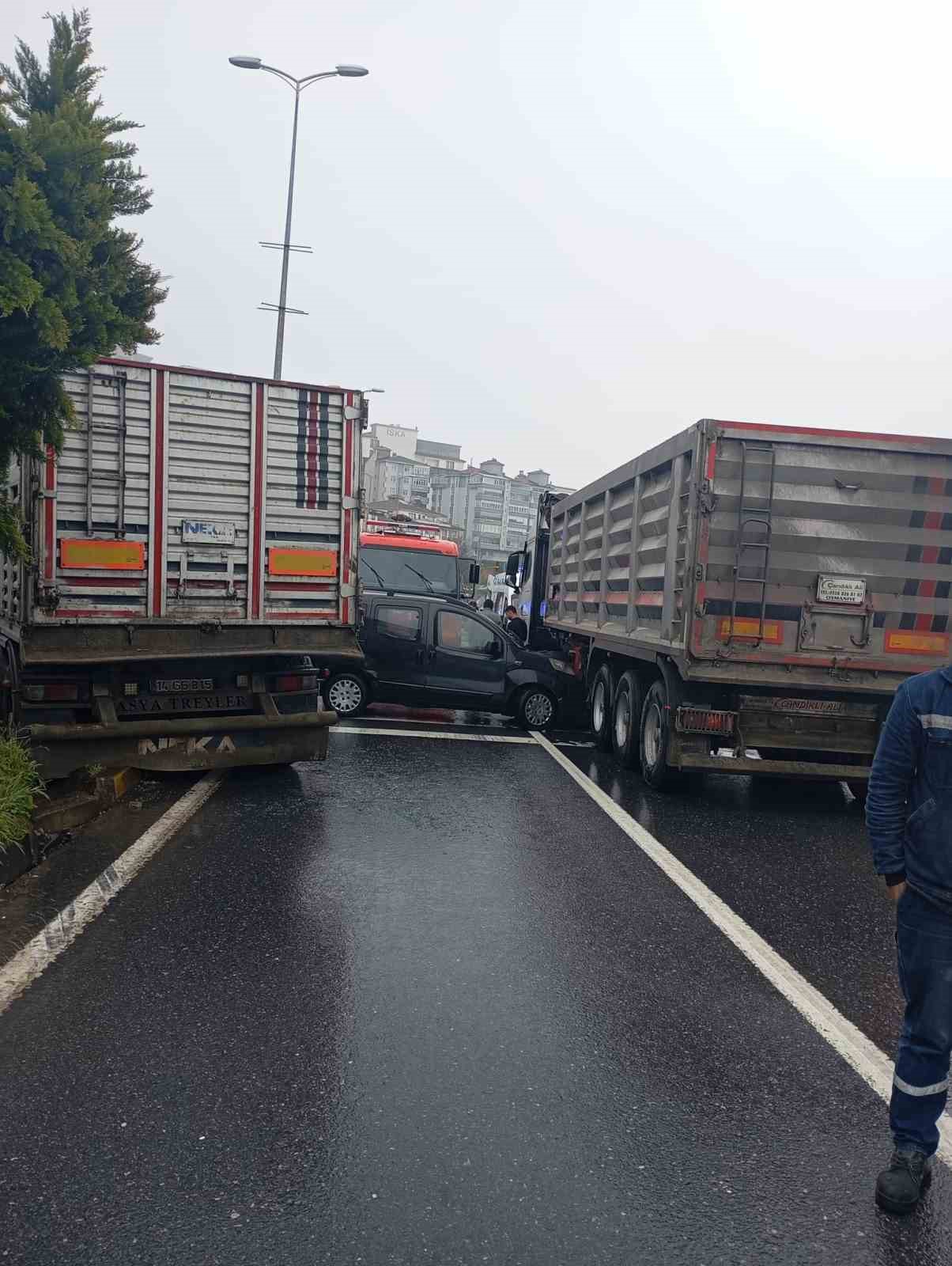 kontrolden cikan tir kirmizi isikta bekleyen 3 araca carpti kaza ani kamerada 1 4AsZd9ZX