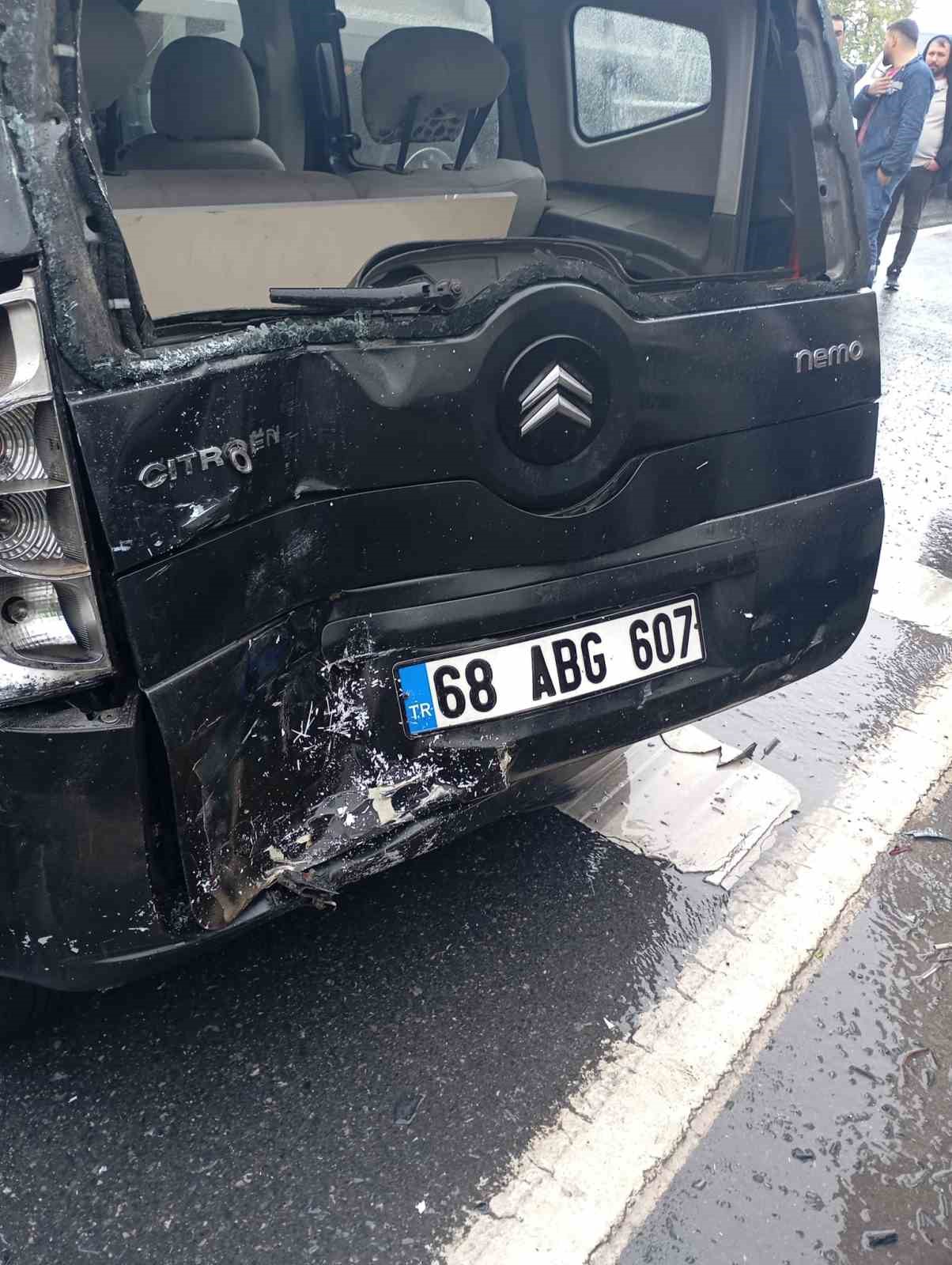 kontrolden cikan tir kirmizi isikta bekleyen 3 araca carpti kaza ani kamerada 2 uqKsTGPb