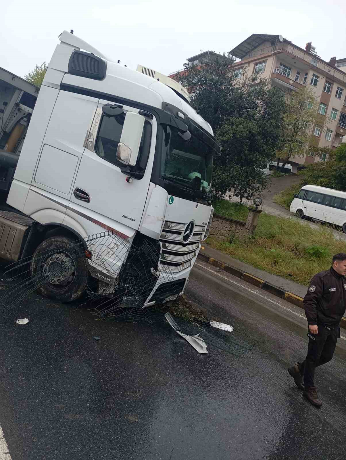 kontrolden cikan tir kirmizi isikta bekleyen 3 araca carpti kaza ani kamerada 3 Sqt64cr8