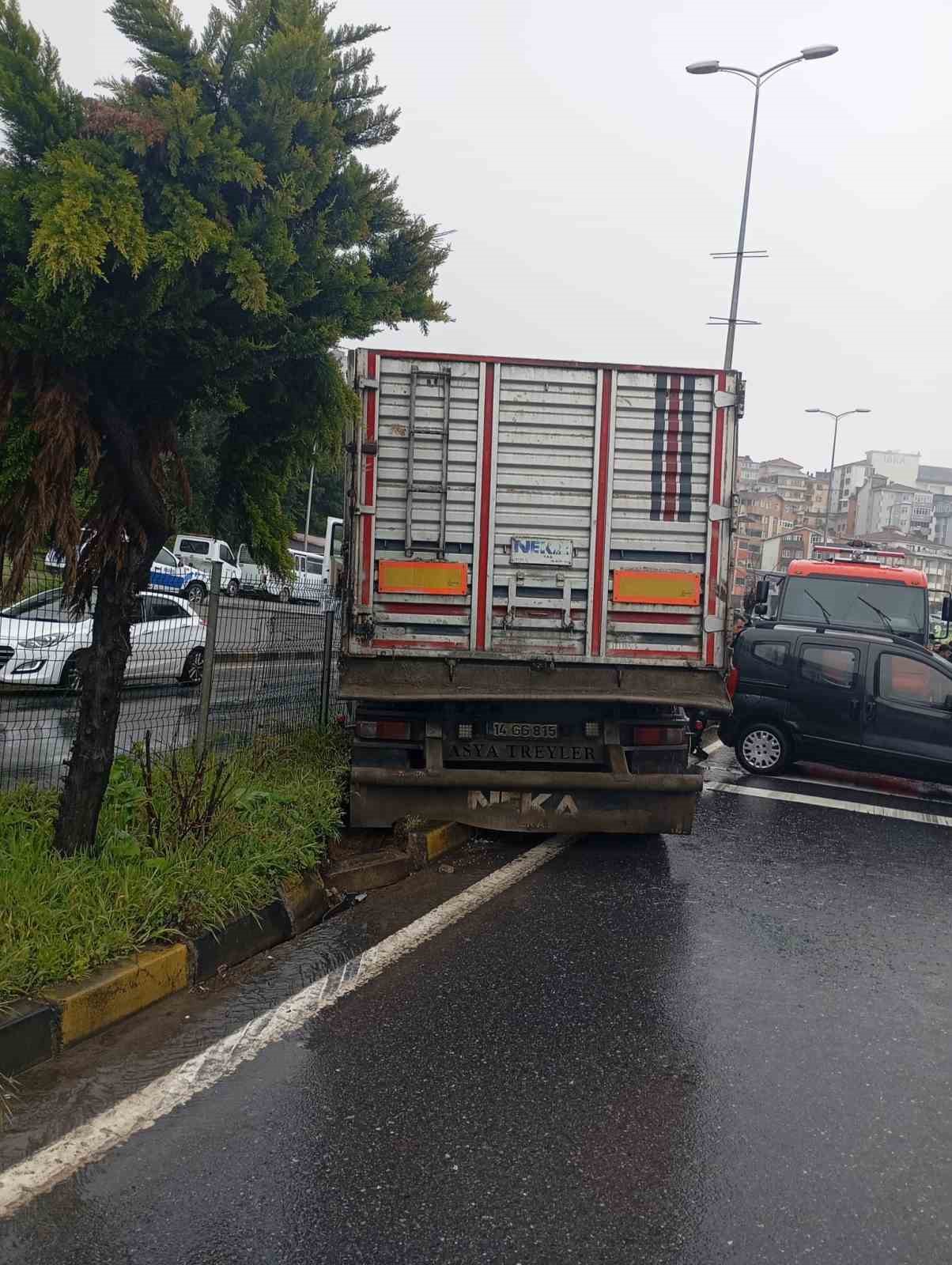kontrolden cikan tir kirmizi isikta bekleyen 3 araca carpti kaza ani kamerada 4 l2NkTJFY
